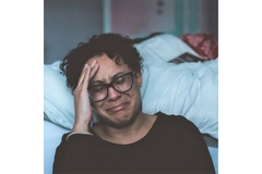 Image Woman sitting on the floor crying because of depression